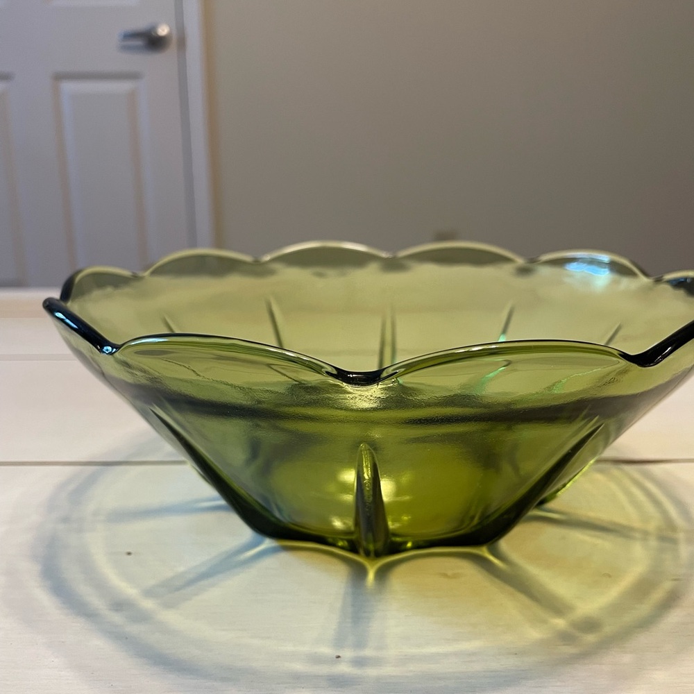 Vintage Anchor Hocking Swedish Modern Tulip Petal Serving Bowl Avocado Green - Picture 4 of 4